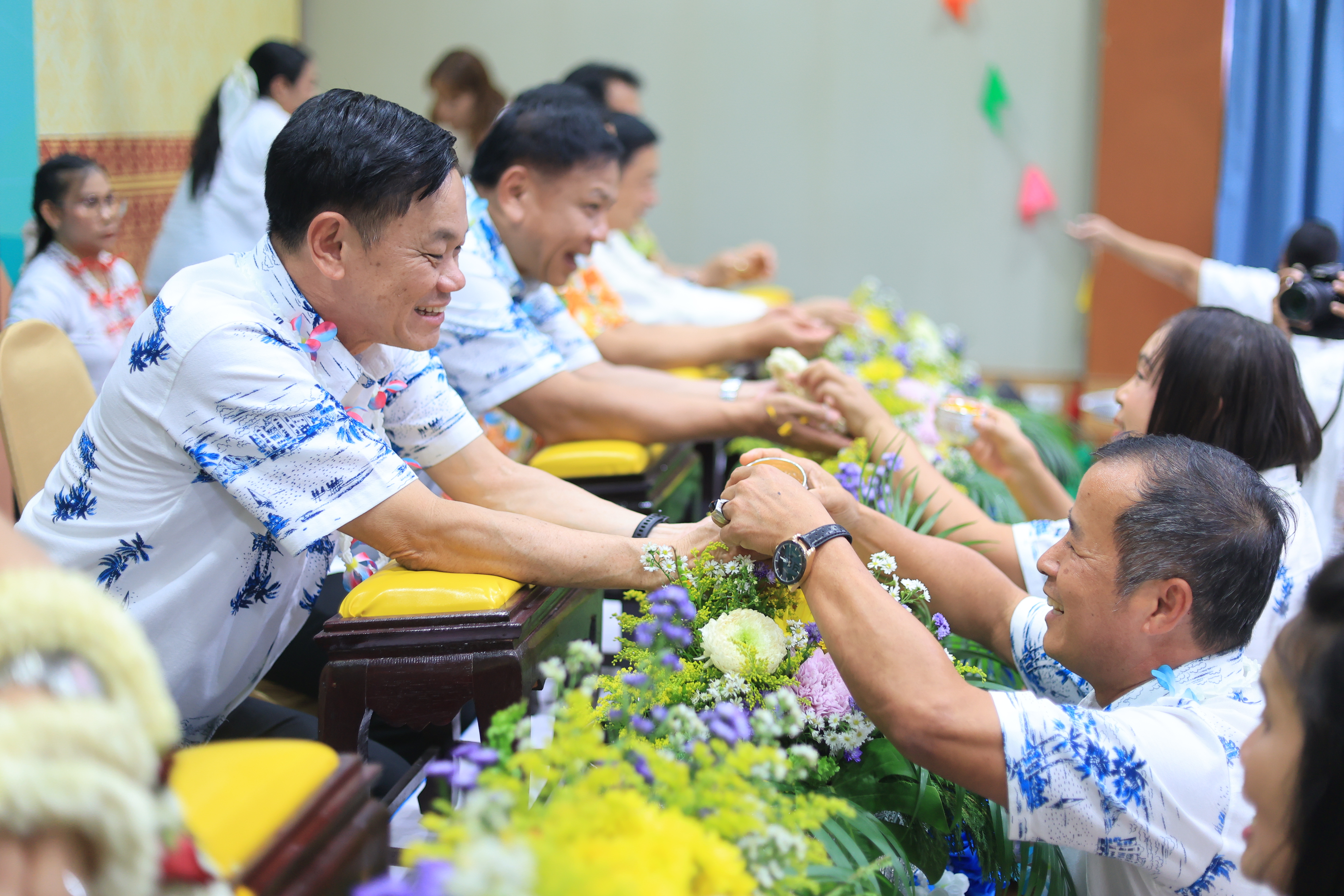 title - ชุ่มฉ่ำ! ชาว ส.ป.ก. ร่วมสรงน้ำพระพุทธรูป และรดน้ำขอพรผู้บริหาร เนื่องในประเพณีวันสงกรานต์ ประจำปี 2569 บรรยากาศเต็มไปด้วยความชื่นมื่นชุ่มฉ่ำ